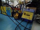 Pájecí stanice s Hakko FX-952 na pracovišti.